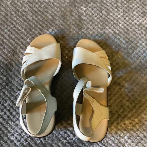 Easy Spirit Shoes - Women’s Easy Spirit Sandals white Size 9